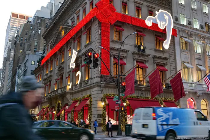 A photo of a Midtown building decked out for holidays